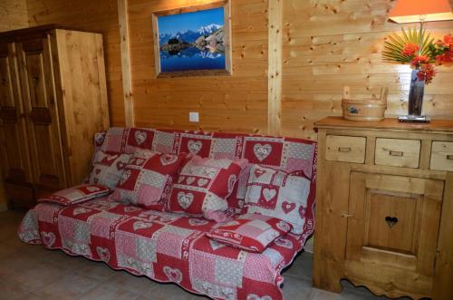 een woonkamer met een bank in een hut bij Résidence Andromede - Studio pour 4 Personnes 274 in Magland