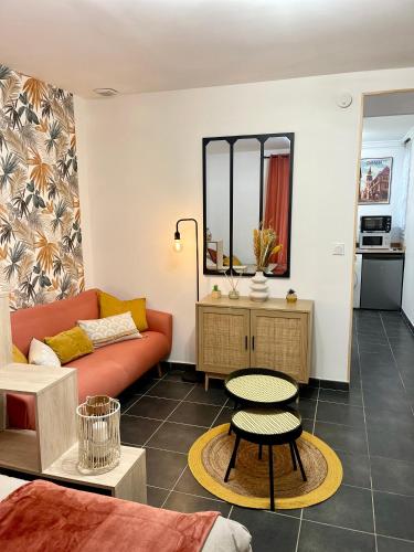 un salon avec un canapé et une table dans l'établissement L’émeraude - T2 en plein coeur de Dinan, à Dinan