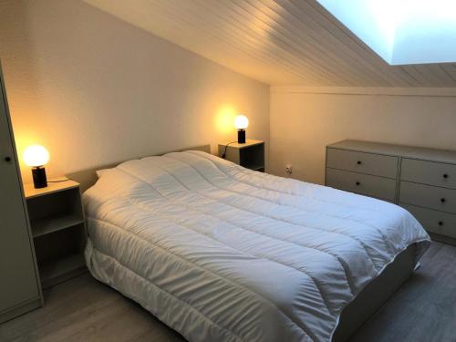 une chambre avec un grand lit blanc et deux lampes dans l'établissement Résidence Hameau De Coterat - Hameau de Coterat 11 MAE-2524, à Saint-Gervais-les-Bains