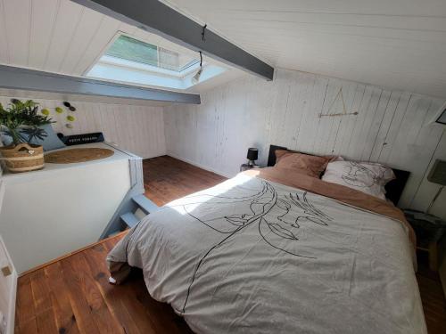 une chambre avec un lit dans une petite pièce dans l'établissement PETIT PARADIS, à La Bruffière