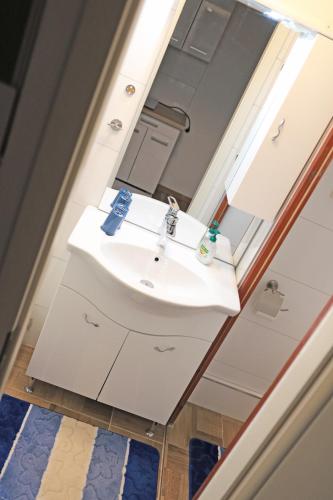 a bathroom with a sink and a mirror at Beauty Haus im Zentrum in Bad Sooden-Allendorf