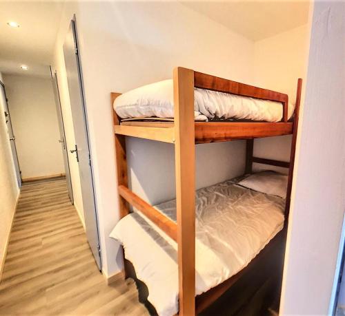 une petite pièce avec deux lits superposés dans l'établissement Résidence Zodiaque - BEAU 2 PIECES CABINE MAE-0874, à Villarembert
