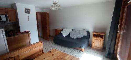 - un salon avec un canapé dans l'angle de la chambre dans l'établissement Résidence Le Chardonnet - Appartement à 200 m des pistes avec vue MAE-9544, à Champagny-en-Vanoise