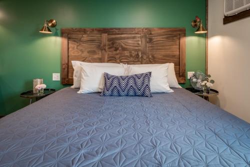 1 dormitorio con 1 cama grande y cabecero de madera en The Cove Guest House, en Prescott