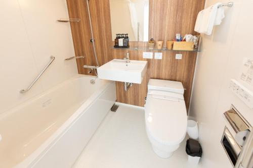 uma casa de banho com um WC e um lavatório em Light Hotel - Vacation STAY 91012v em Tóquio