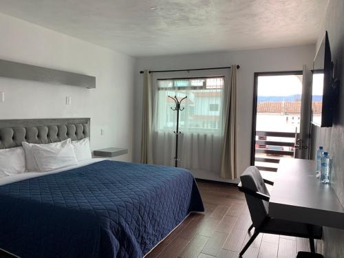 En eller flere senge i et værelse på HOTEL LOS PORTALES CHIGNAHUAPAN