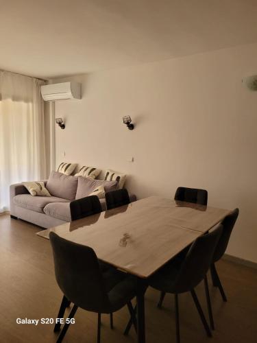 un salon avec une table et un canapé dans l'établissement Loris, à Sanary-sur-Mer