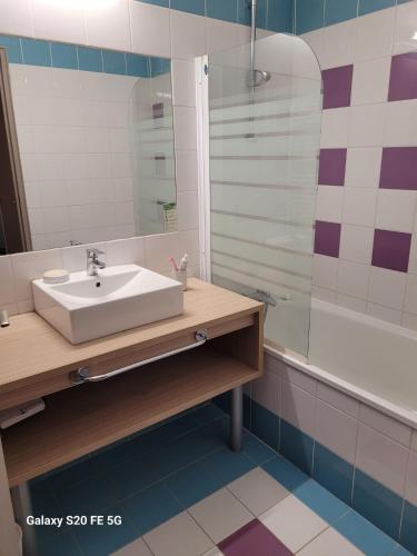 une salle de bain avec un lavabo et une douche dans l'établissement Loris, à Sanary-sur-Mer