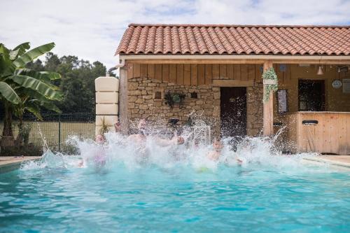 un groupe de personnes jouant dans une piscine dans l'établissement Les Filolies, à Saint-André-dʼAllas