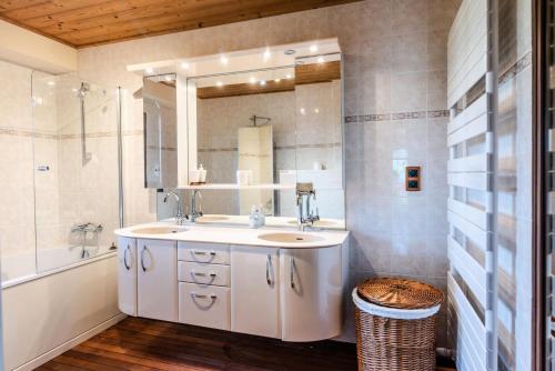 La salle de bains est pourvue d'un lavabo et d'un miroir. dans l'établissement Chalet L'ourson Blanc Morzine - 3 Pièces pour 6 Personnes 514, à Morzine
