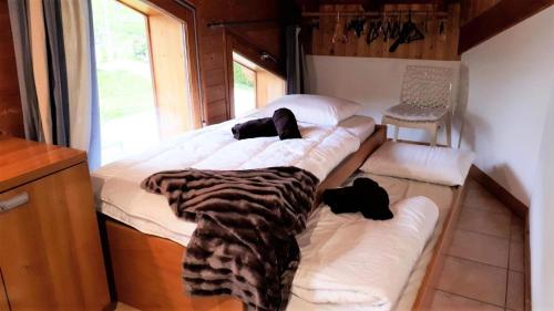 1 Schlafzimmer mit 2 Betten in einem Zimmer in der Unterkunft Chalet Avoreaz - 3 Pièces pour 6 Personnes 554 in Morzine