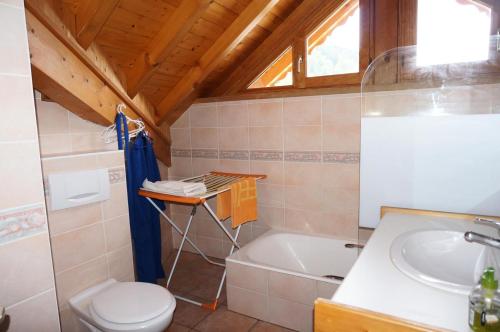 ein Badezimmer mit einer Badewanne, einem WC und einem Waschbecken in der Unterkunft Chalet Avoreaz - 3 Pièces pour 6 Personnes 554 in Morzine