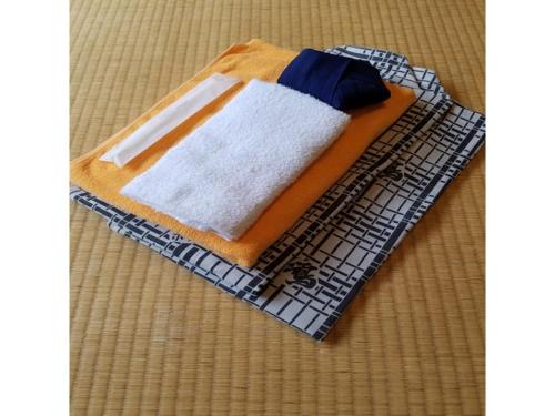 ręcznik siedzi na stole w obiekcie Oshuku Onsen Hotel Uguisu - Vacation STAY 27299v w mieście Shizukuishi