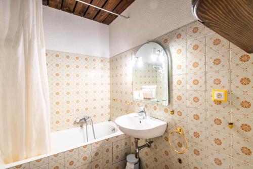 La salle de bains est pourvue d'un lavabo et d'un miroir. dans l'établissement Résidence L'edelweiss - 2 Pièces pour 4 Personnes 704, à Morzine