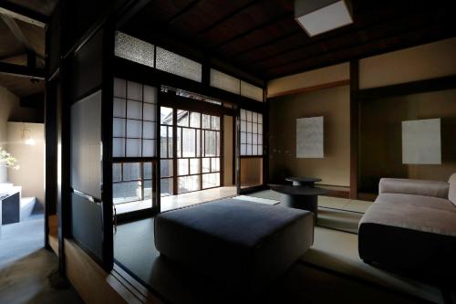 a room with a bed and a window at sou's minka Luru - Vacation STAY 62536v in Minamiechizen