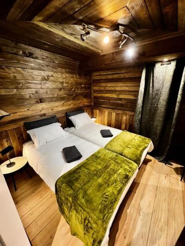 sypialnia z 2 łóżkami w drewnianym domku w obiekcie Résidence Les Balcons De Pierre Pomme - 3 pièces 4/6 personnes 4 exposé Est MAE-9514 w mieście Valloire