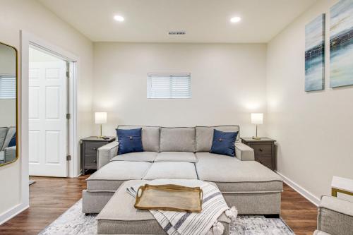 Гостиная зона в Dog-Friendly Sheboygan Home - 1 Mi to Town!