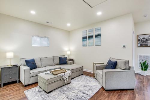 Χώρος καθιστικού στο Dog-Friendly Sheboygan Home - 1 Mi to Town!