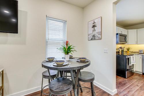 Η κουζίνα ή μικρή κουζίνα στο Dog-Friendly Sheboygan Home - 1 Mi to Town!