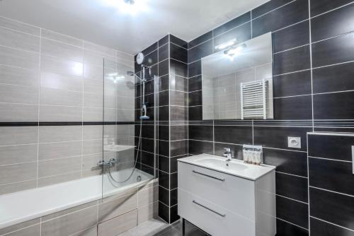 W łazience znajduje się umywalka, prysznic i toaleta. w obiekcie Chalets Brunes - 3 Pièces pour 6 Personnes 544 w mieście Morzine