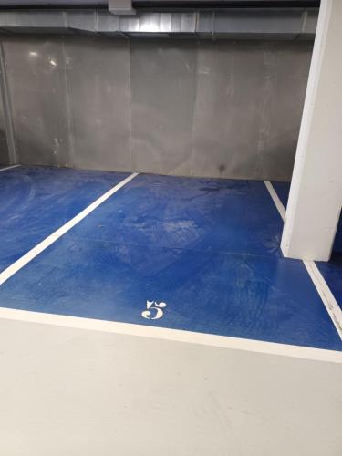 a gym with a blue floor with a pair of scissors at Apartamento Playa del Con in Moaña