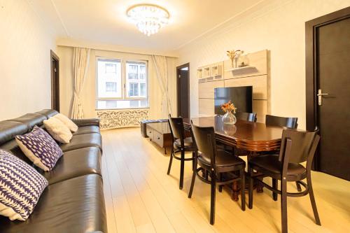 - un salon avec un canapé en cuir et une table dans l'établissement Spacious flat 120m2 close to Eiffel Tower, à Paris