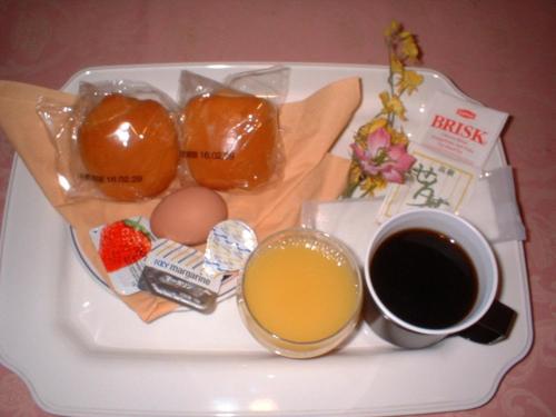 bandeja con una taza de café y un plato de comida en Business Hotel Nissei - Vacation STAY 47719v en Osaka