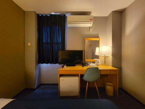 een kamer met een bureau met een computer en een stoel bij HOTEL SEAGULL - Vacation STAY 36269v in Izumi-Sano