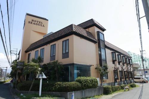 een gebouw met een bord dat hotelvoorraad leest bij HOTEL SEAGULL - Vacation STAY 36269v in Izumi-Sano
