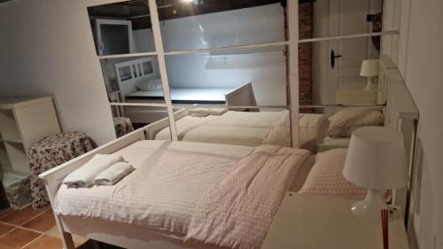 Habitación pequeña con cama y espejo. en Apartamento en Llanes, en Llanes