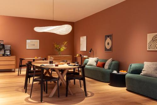 a living room with a table and a couch at Sonder Rose in Rotterdam