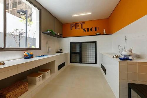a kitchen with a pet shop sign on the wall at Studio Quadra da Paulista in Sao Paulo