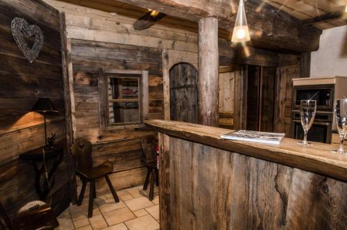 bar w pokoju z drewnianymi ścianami w obiekcie Résidence La Ferme A Roger - 4 Pièces pour 8 Personnes 434 w Chamonix-Mont-Blanc