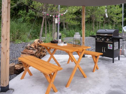 a picnic table and bench next to a grill at YahikoYYPark - Vacation STAY 80769v 