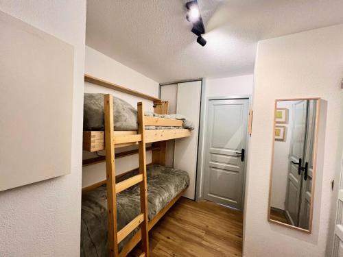 Двох'ярусне ліжко або двоярусні ліжка в номері Chalet De L'arvette - 2 Pièces pour 4 Personnes 694