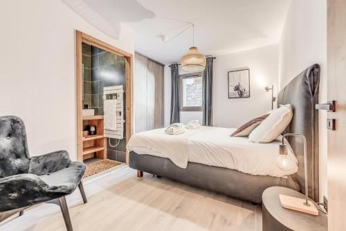 une chambre avec un lit et une chaise dans l'établissement Résidence Les Terrasses De La Vanoise - 3 Pièces pour 6 Personnes MAE-7214, à Champagny-en-Vanoise