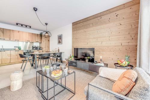 un salon avec un canapé et une table dans l'établissement Résidence Les Terrasses De La Vanoise - 3 Pièces pour 6 Personnes MAE-7214, à Champagny-en-Vanoise