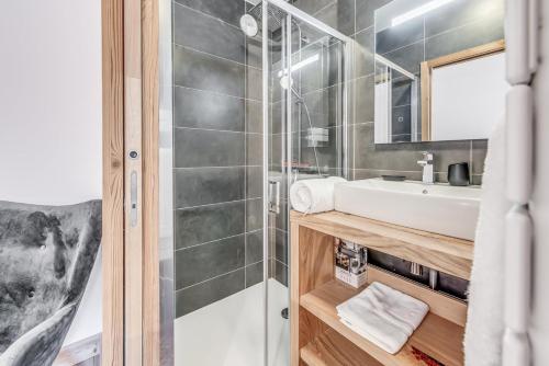 une salle de bain avec un lavabo et une douche dans l'établissement Résidence Les Terrasses De La Vanoise - 3 Pièces pour 6 Personnes MAE-7214, à Champagny-en-Vanoise