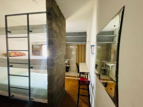 Zimmer mit 2 Etagenbetten und einem Schreibtisch in der Unterkunft Soul Lounge Hostel in São Luís