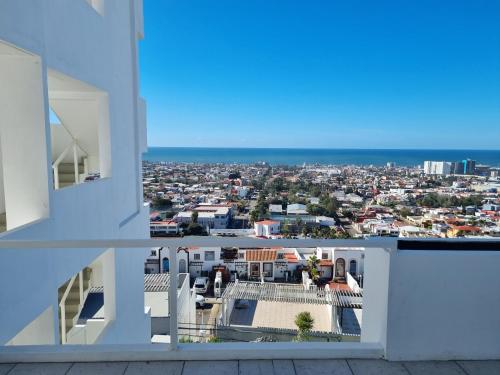 einen Blick auf die Stadt vom Balkon eines Hauses in der Unterkunft LAS ISAS in Tijuana