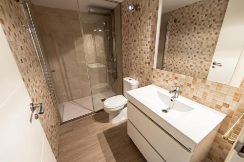 een badkamer met een wastafel, een toilet en een douche bij Casa Barreiro Piedra in Crucero