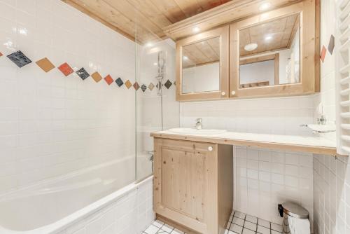 une salle de bain avec une baignoire, un lavabo et une douche dans l'établissement Résidence Les Alpages - 3 Pièces pour 6 Personnes MAE-2614, à Champagny-en-Vanoise