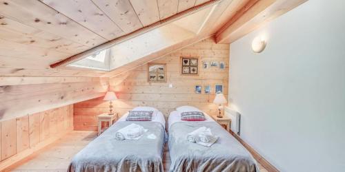 deux lits dans une chambre aux murs en bois dans l'établissement Résidence Les Alpages - 4 Pièces pour 8 Personnes MAE-3904, à Champagny-en-Vanoise