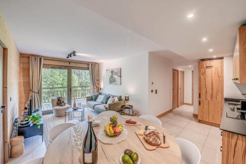 une cuisine et un salon avec une table et des chaises dans l'établissement Résidence Les Terrasses De La Vanoise - 4 Pièces pour 8 Personnes MAE-7204, à Champagny-en-Vanoise