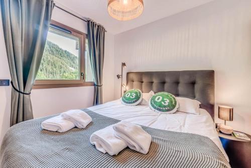 une chambre avec un lit avec deux oreillers dessus dans l'établissement Résidence Les Terrasses De La Vanoise - 4 Pièces pour 8 Personnes MAE-7204, à Champagny-en-Vanoise