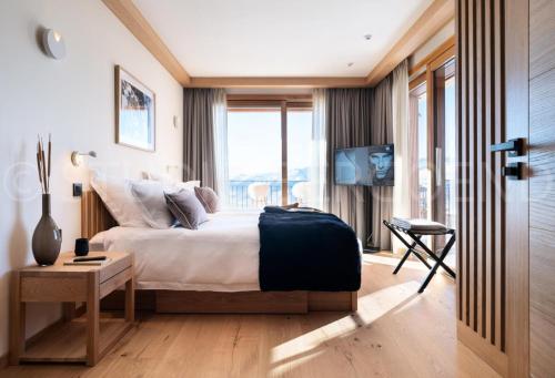a hotel room with a bed and a television at Résidence Eden - Chalets pour 14 Personnes 124 in Arc 1800