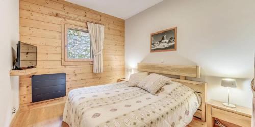 une chambre avec un lit, une fenêtre et une télévision dans l'établissement Résidence Les Alpages - 3 Pièces pour 6 Personnes MAE-3914, à Champagny-en-Vanoise