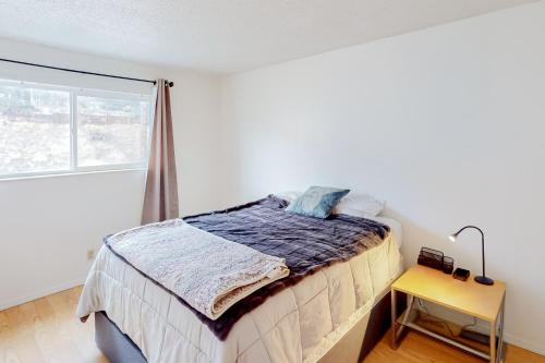 Schlafzimmer mit einem Bett und einem Fenster in der Unterkunft Reno's Radiant Retreat in Reno