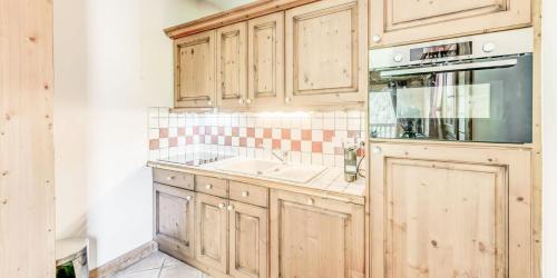 une cuisine avec des armoires en bois et un évier dans l'établissement Résidence Les Alpages - 3 Pièces pour 6 Personnes MAE-3934, à Champagny-en-Vanoise
