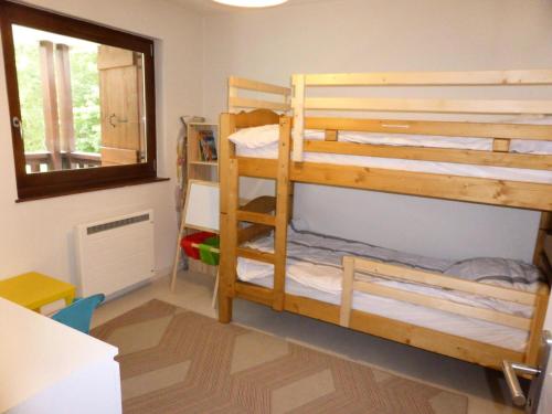 une chambre avec deux lits superposés et une fenêtre dans l'établissement Résidence Le Grand Refuge - Le Grand Refuge 3 MAE-3964, aux Contamines-Montjoie